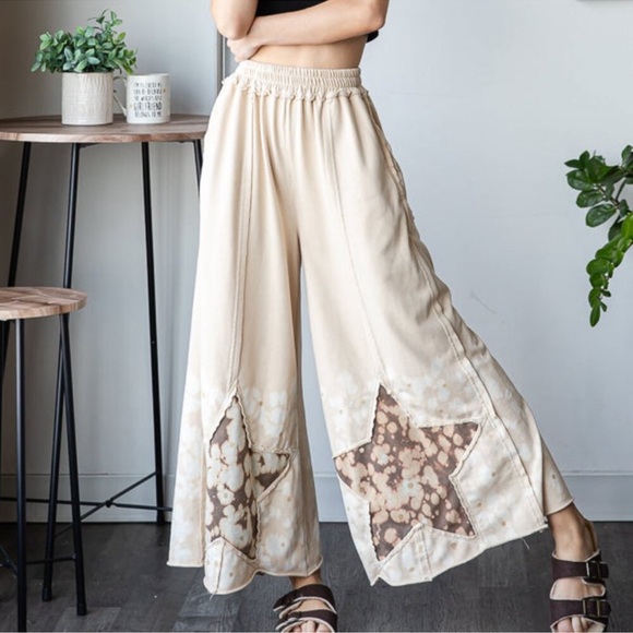 Oli & Hali Pants - NWOT Oli & Hali Beige Star Pattern Wide-Leg Pants